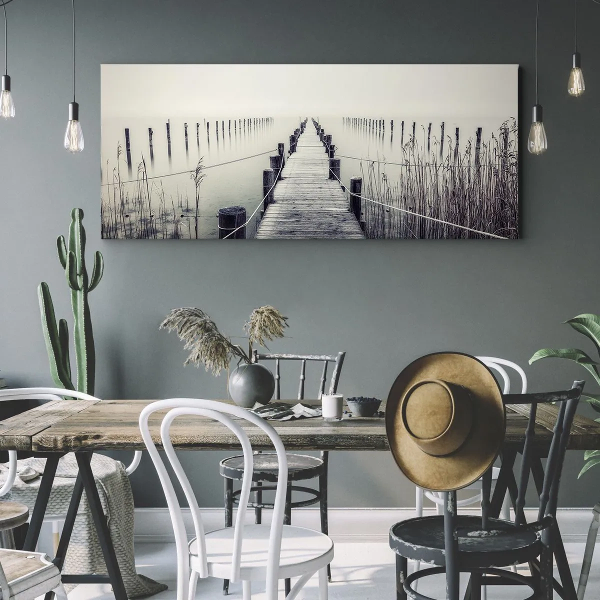 Bild auf Leinwand - Leinwandbild - Eine Holzbrücke, die in einen nebligen Raum führt - 140x50cm - Tauchen Sie in Ruhe ein - Moderne Wanddekoration für Wohnzimmer und Schlafzimmer ARTTOR