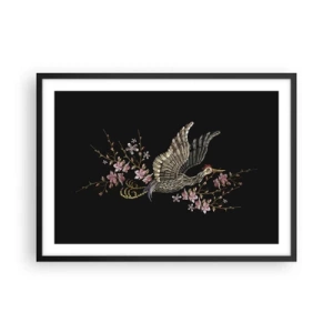 Poster in einem schwarzem Rahmen - Ein Vogel im Flug mit Blumen auf schwarzem Hintergrund - 70x50cm - Exotischer gestickter Vogel - Moderne Wanddekoration für Wohnzimmer und Schlafzimmer ARTTOR