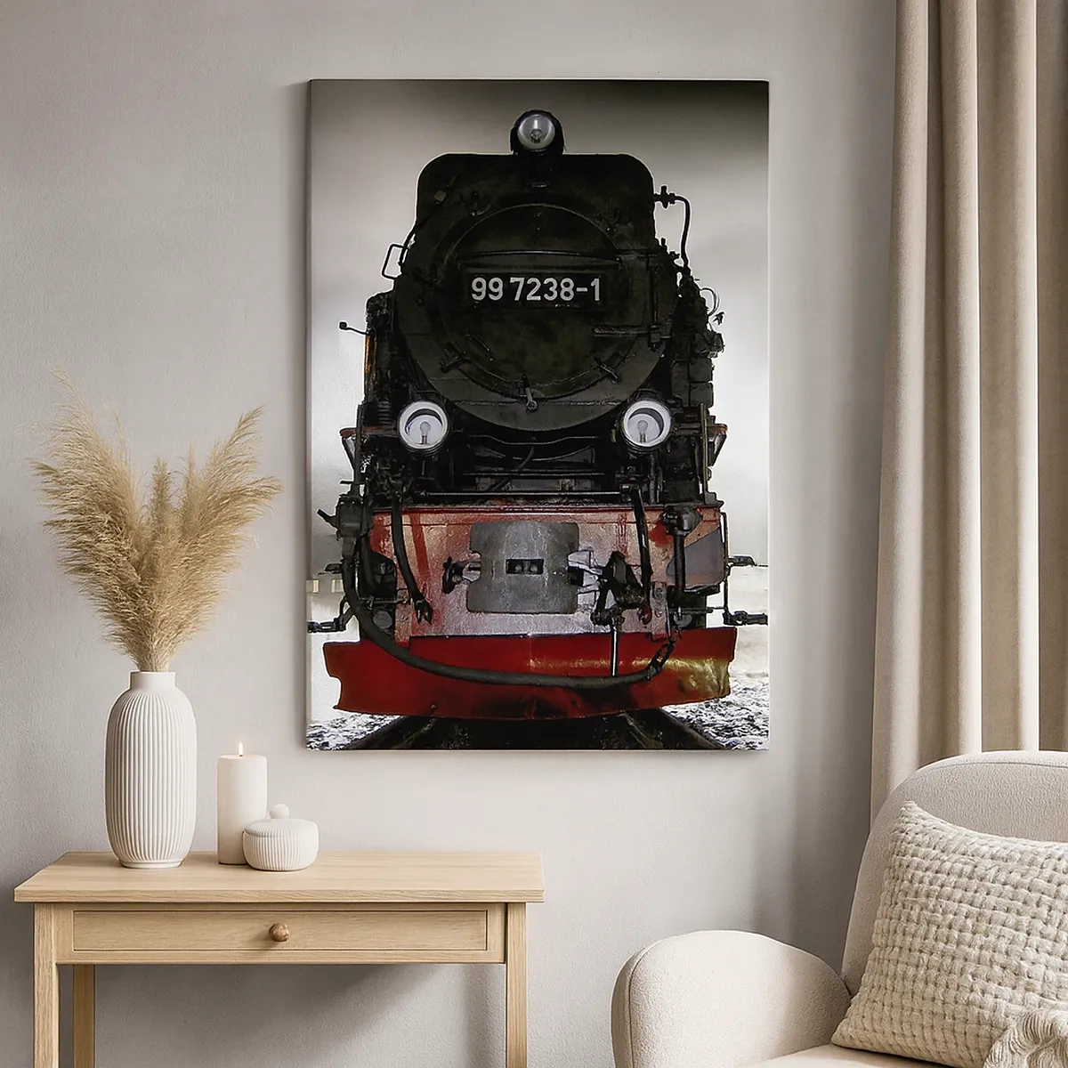 Bild auf Leinwand - Leinwandbild - Eine Dampflokomotive, umgeben von Dampf vor einem dunklen Himmel in einer stimmungsvollen Umgebung - 50x70cm - Er steht und keucht, seufzt und pustet - Moderne Wanddekoration für Wohnzimmer und Schlafzimmer ARTTOR