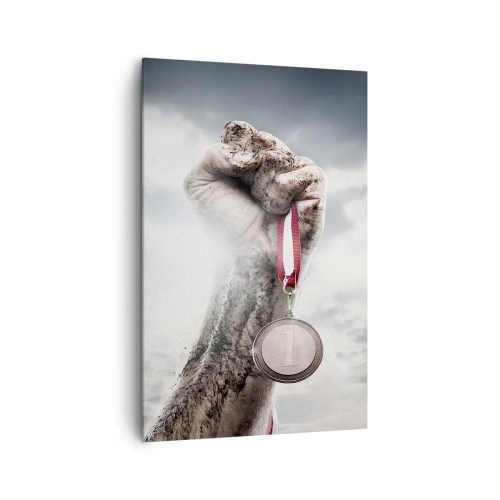 Bild auf Leinwand - Leinwandbild - Eine erhobene Hand mit einer Medaille vor einem bewölkten Himmel - 80x120cm - Per aspera ad astra - Moderne Wanddekoration für Wohnzimmer und Schlafzimmer ARTTOR