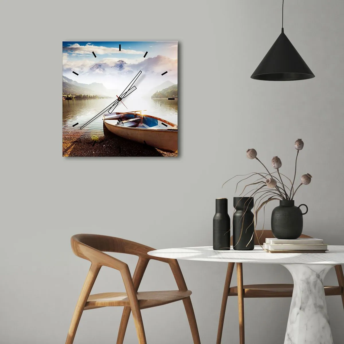 Wanduhr - Glasuhr - Ein Boot am Ufer eines Sees mit Blick auf die Berge am Morgen - 30x30cm - Am tollen und klaren Wasser - Moderne Wanddekoration für Wohnzimmer und Schlafzimmer ARTTOR