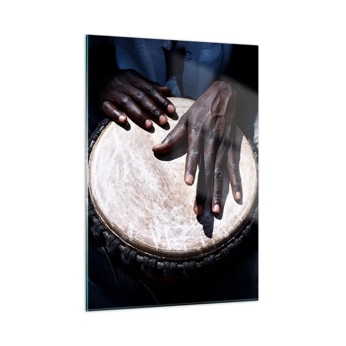 Glasbild - Bild auf glas - Nahaufnahme von Händen, die eine Djembe-Trommel spielen - 50x70cm - Lebe in deinem eigenen Rhythmus - Moderne Wanddekoration für Wohnzimmer und Schlafzimmer ARTTOR