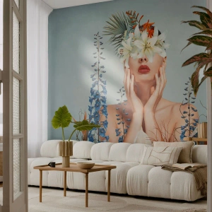 Fototapete Premium Sand - Porträt einer Frau, umgeben von Blumen in einem kunstvollen Arrangement - 100x70cm - Frau - Blume - Moderne Wanddekoration für Wohnzimmer und Schlafzimmer ARTTOR