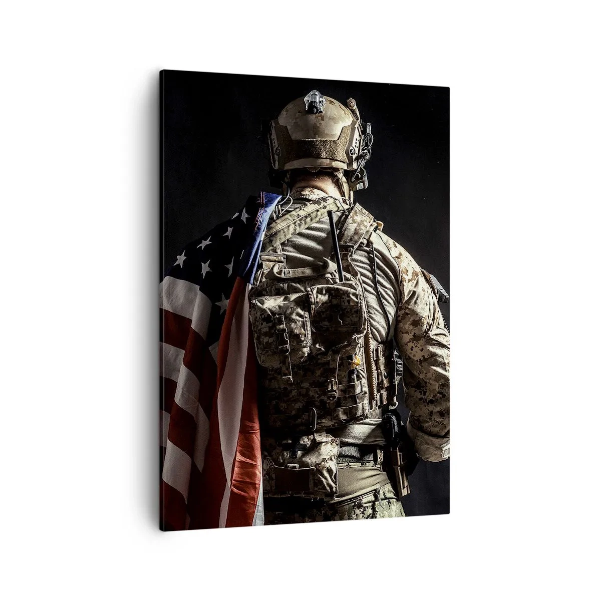 Bild auf Leinwand - Leinwandbild - Ein Soldat in Uniform mit einer Flagge vor dunklem Hintergrund - 50x70cm - Darum - Moderne Wanddekoration für Wohnzimmer und Schlafzimmer ARTTOR