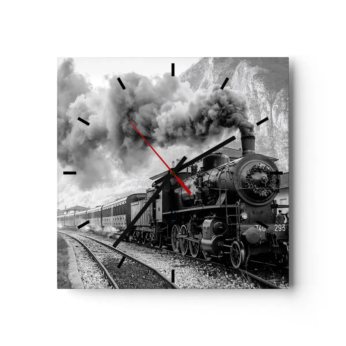 Wanduhr - Glasuhr - Eine schwarz-weiße Dampflokomotive vor einer Berglandschaft - 30x30cm - Steht am Bahnhof ... - Moderne Wanddekoration für Wohnzimmer und Schlafzimmer ARTTOR
