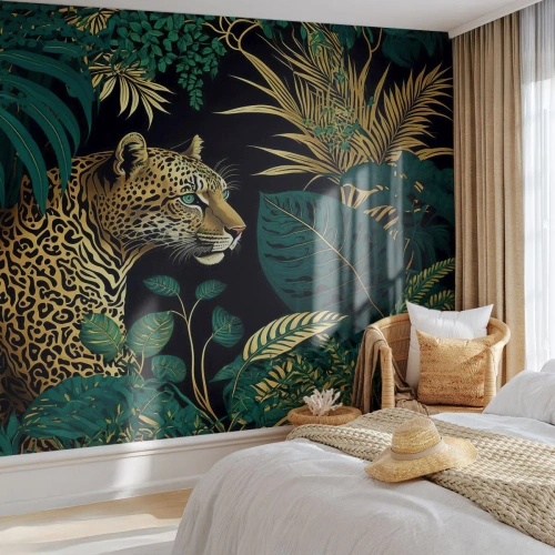 Fototapete Premium Sand - Ein Leopard inmitten üppiger tropischer Vegetation - 100x70cm - Gastgeber im Dschungel - Moderne Wanddekoration für Wohnzimmer und Schlafzimmer ARTTOR