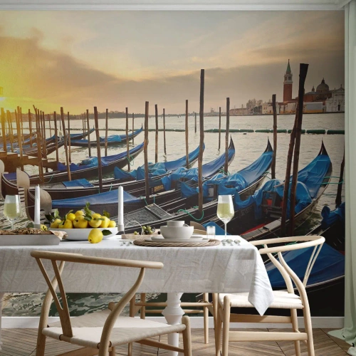 Fototapete Standard Eco - Gondeln in Venedig bei Sonnenuntergang - 100x70cm - Bevor das Summen kommt - Moderne Wanddekoration für Wohnzimmer und Schlafzimmer ARTTOR