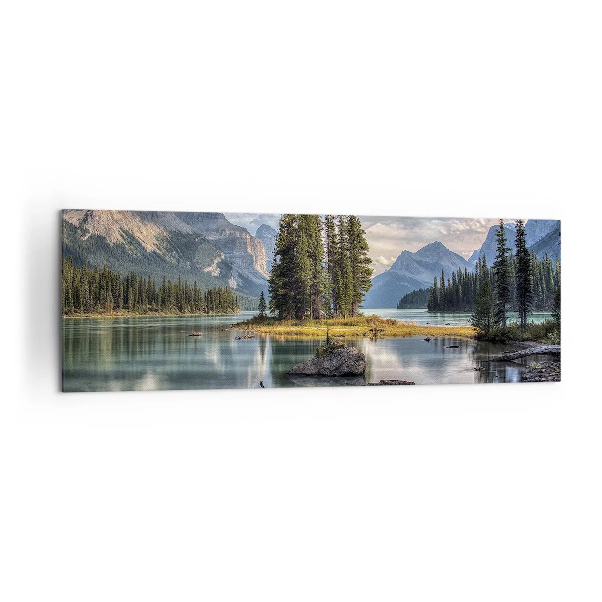 Bild auf Leinwand - Leinwandbild - Eine Berglandschaft mit einer Insel, umgeben von einem ruhigen See - 160x50cm - An dem tollen und sauberen Wasser ... - Moderne Wanddekoration für Wohnzimmer und Schlafzimmer ARTTOR