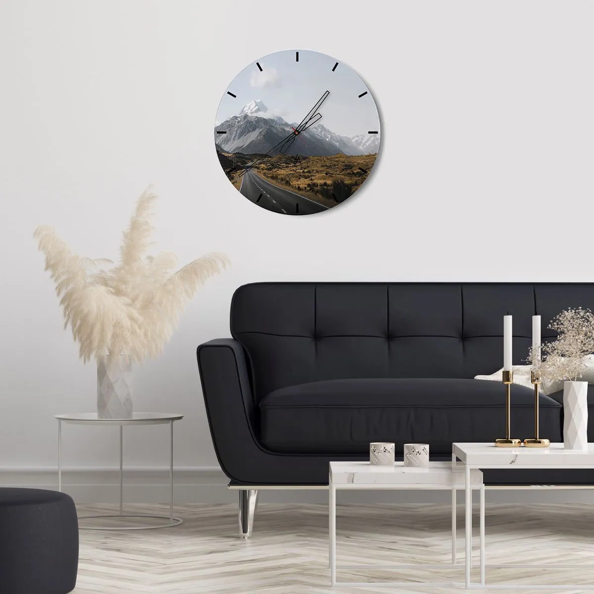 Wanduhr - Glasuhr - Eine Straße, die unter klarem Himmel zu schneebedeckten Bergen führt - 30x30cm - Der Weg ins Herz der Berge - Moderne Wanddekoration für Wohnzimmer, Küche und Schlafzimmer ARTTOR