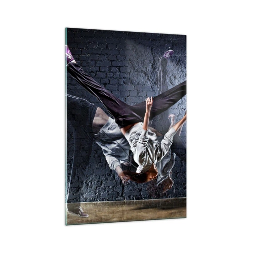 Glasbild - Bild auf glas - Eine Tänzerin bei einem dynamischen Sprung gegen eine Ziegelmauer - 70x100cm - Straßenstar - Moderne Wanddekoration für Wohnzimmer und Schlafzimmer ARTTOR