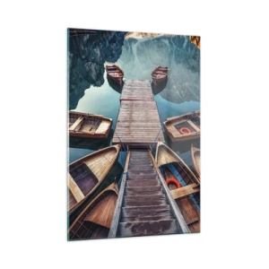 Glasbild - Bild auf glas - Blick auf Holzboote, die an einem Steg in den Bergen vertäut sind - 50x70cm - Ich warte am Yachthafen - Moderne Wanddekoration für Wohnzimmer und Schlafzimmer ARTTOR