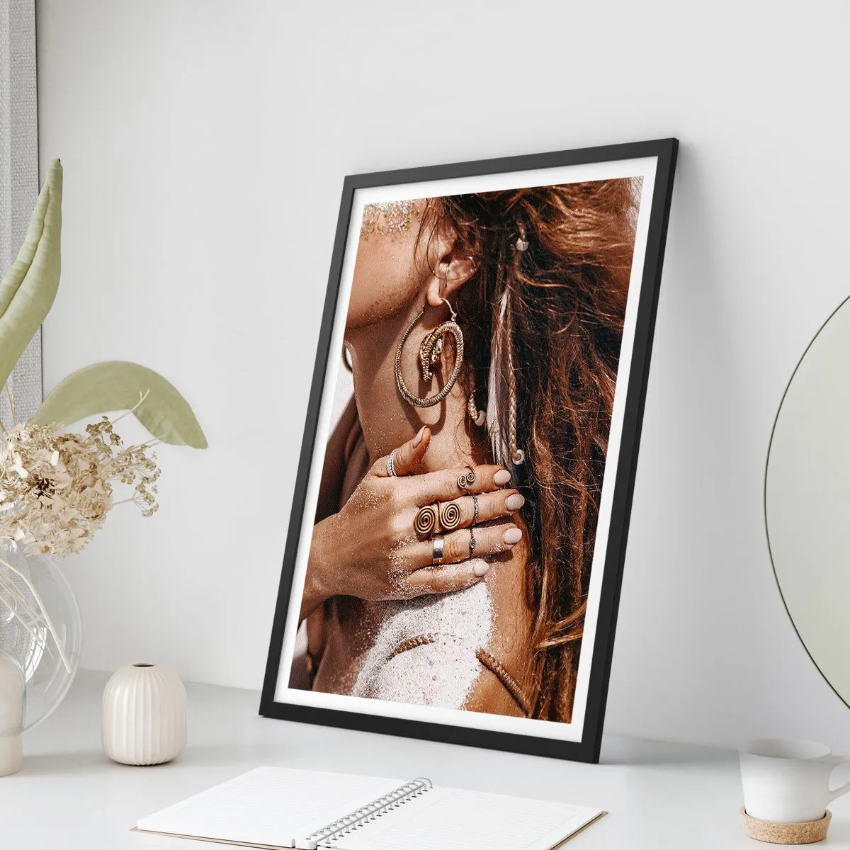 Poster in einem schwarzem Rahmen - Königin des wilden Strandes - 40x50 cm