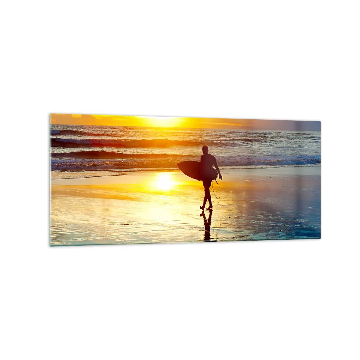 Glasbild - Bild auf glas - Ein Surfer geht bei Sonnenuntergang mit einem Brett in der Hand am Strand spazieren. - 120x50cm - Die Rückkehr des Kriegers - Moderne Wanddekoration für Wohnzimmer und Schlafzimmer ARTTOR