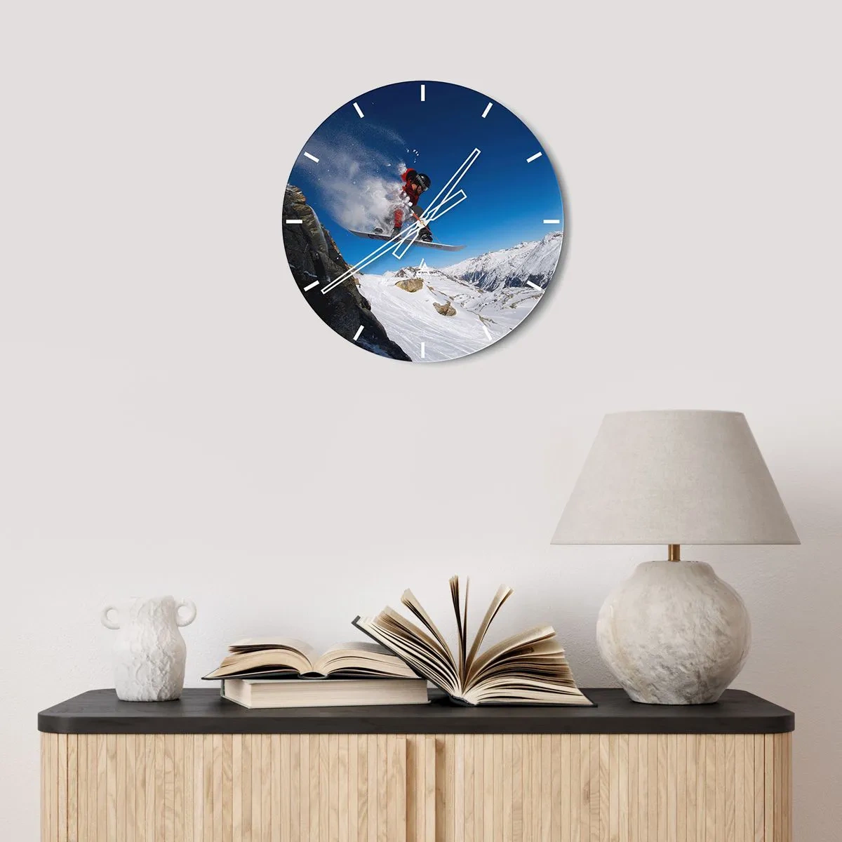 Wanduhr - Glasuhr - Ein Snowboarder macht einen Sprung vor einer Berglandschaft. - 30x30cm - Und du wurdest Teil des Raums - Moderne Wanddekoration für Wohnzimmer, Küche und Schlafzimmer ARTTOR