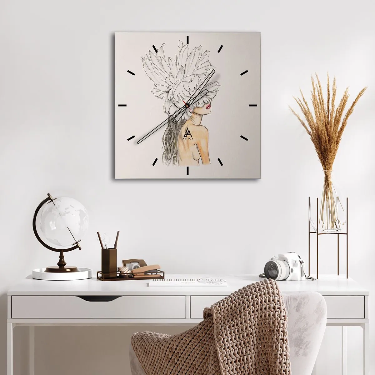 Wanduhr - Glasuhr - Portrait einer Frau mit Federschmuck im künstlerischen Stil - 30x30cm - Gekrönte Schönheit - Moderne Wanddekoration für Wohnzimmer und Schlafzimmer ARTTOR