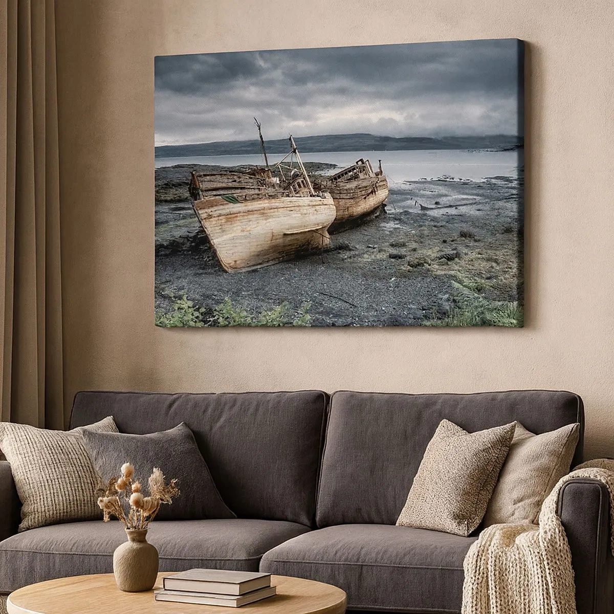 Bild auf Leinwand - Leinwandbild - Verlassene Boote am Ufer in einer regnerischen Szene - 70x50cm - „Als Zeichen würdevoller Härten“ - Moderne Wanddekoration für Wohnzimmer und Schlafzimmer ARTTOR