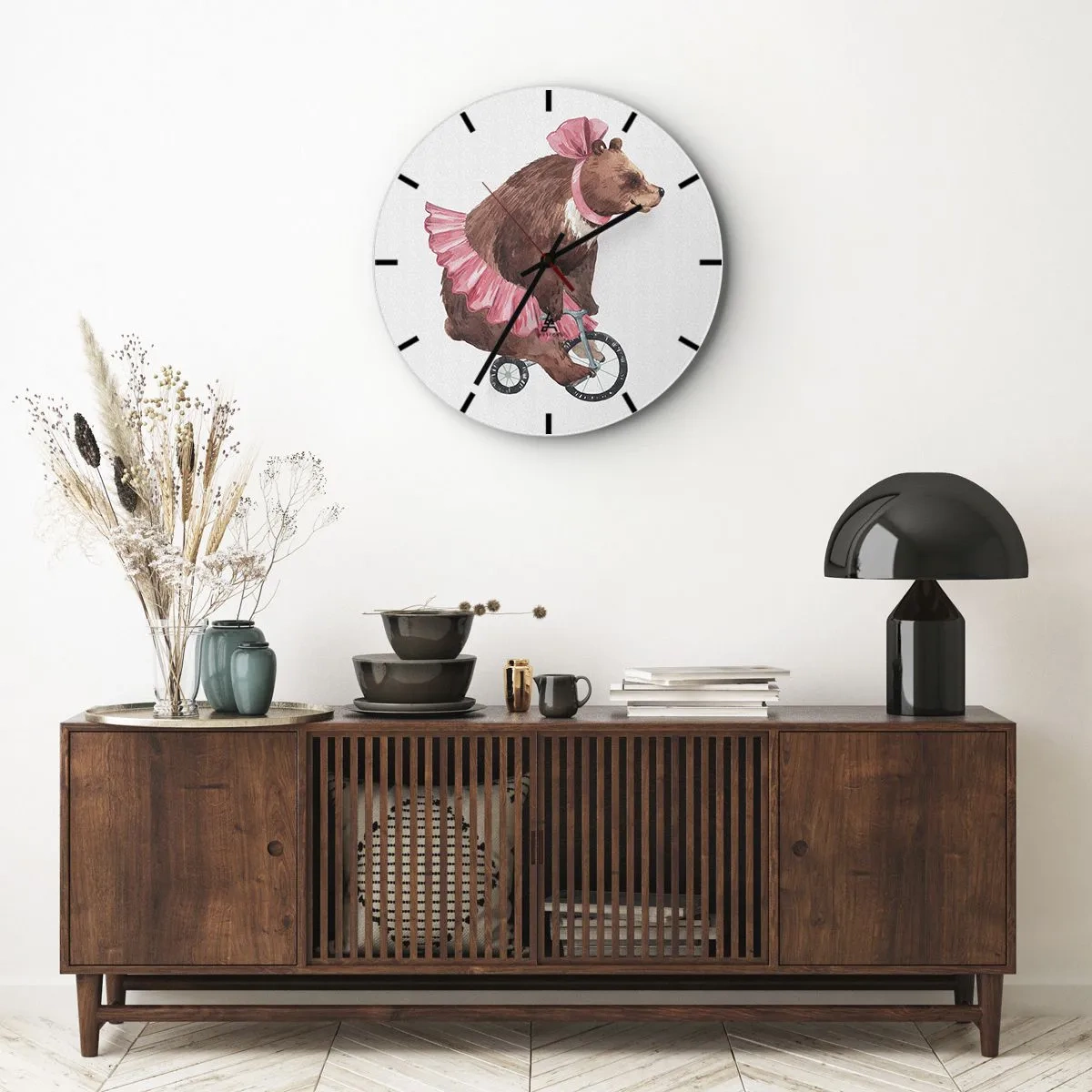 Wanduhr - Glasuhr - Ein Bär in einem rosa Rock fährt Einrad - 30x30cm - Was für ein Affentheater! - Moderne Wanddekoration für Wohnzimmer, Küche und Schlafzimmer ARTTOR