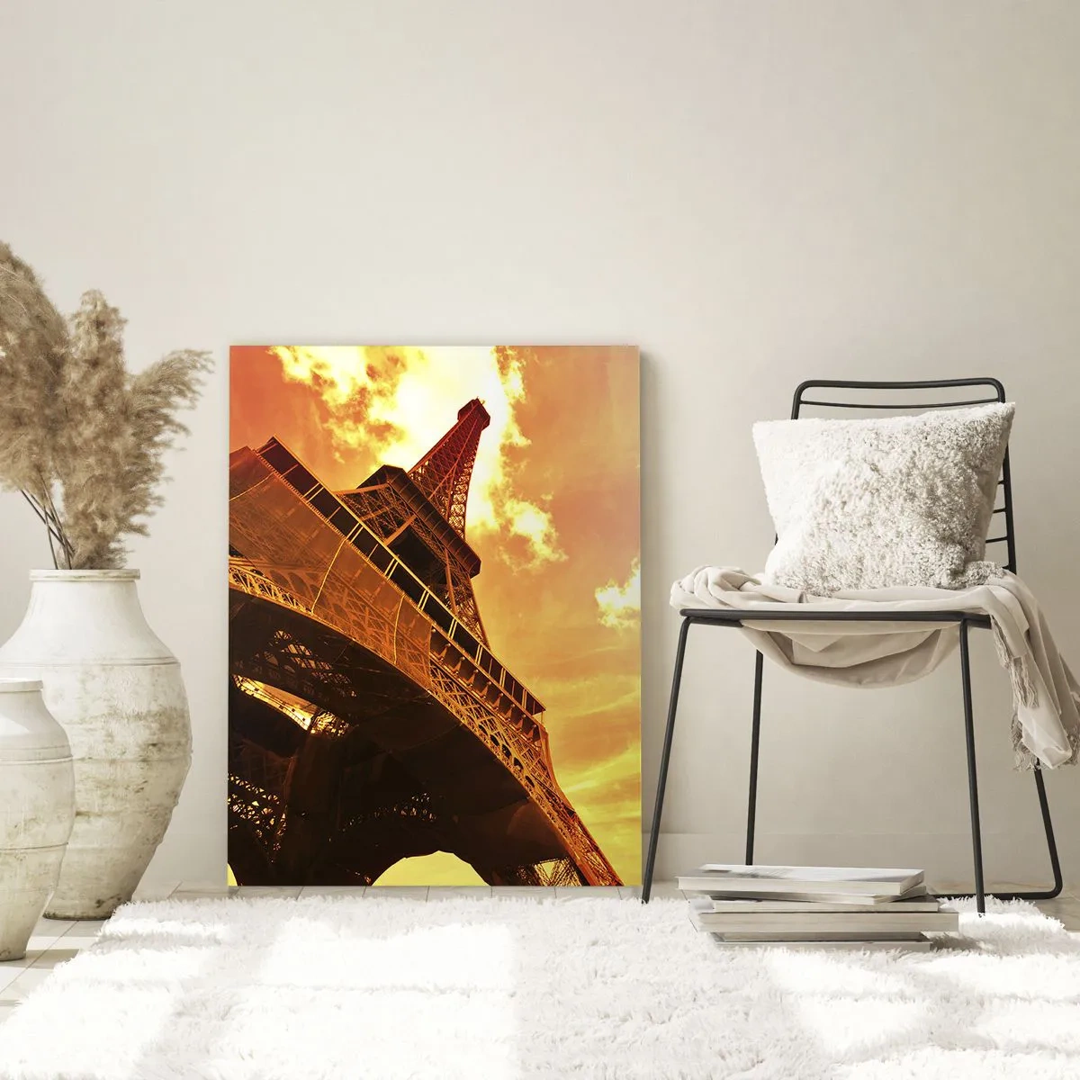 Glasbild - Bild auf glas - Der Eiffelturm in warmen Orangetönen bei Sonnenuntergang - 50x70cm - Monumental, weil es mit der Sonne vergoldet ist - Moderne Wanddekoration für Wohnzimmer und Schlafzimmer ARTTOR