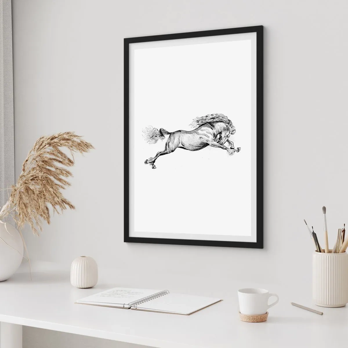 Poster in einem schwarzem Rahmen - Illustration eines galoppierenden Pferdes in Schwarz und Weiß - 50x70cm - Im Galopp festgehalten - Moderne Wanddekoration für Wohnzimmer und Schlafzimmer ARTTOR