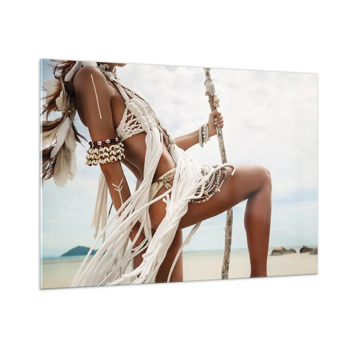 Glasbild - Bild auf glas - Eine Frau in ethnischer Kleidung mit Muscheln und einem Stock am Strand. - 100x70cm - Eine Priesterin der Sonne - Moderne Wanddekoration für Wohnzimmer und Schlafzimmer ARTTOR