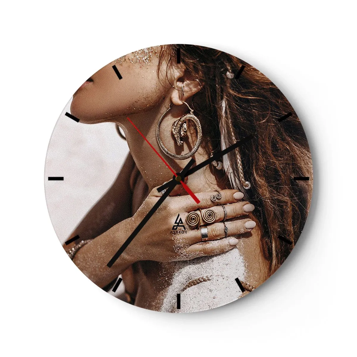 Wanduhr - Glasuhr - Eine Frau mit kunstvollem Schmuck vor einem Hintergrund aus Sand und Licht - 30x30cm - Königin des wilden Strandes - Moderne Wanddekoration für Wohnzimmer, Küche und Schlafzimmer ARTTOR