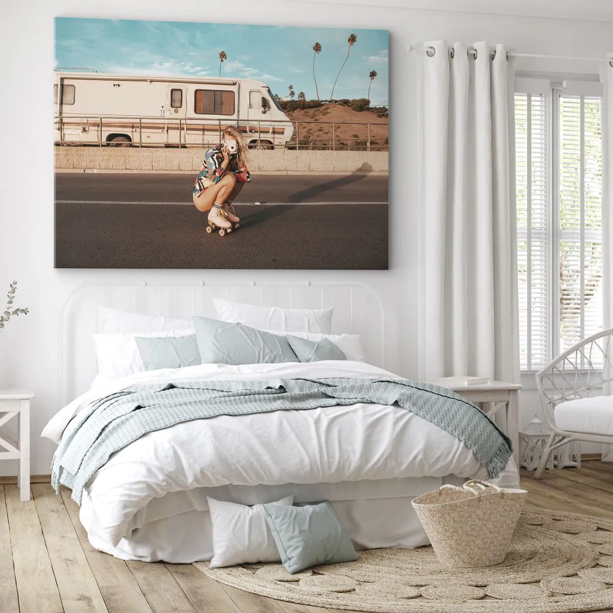 Bild auf Leinwand - Leinwandbild - Ein Mädchen auf Rollschuhen macht an einem sonnigen Tag ein Foto. - 70x50cm - Lächel bitte! - Moderne Wanddekoration für Wohnzimmer und Schlafzimmer ARTTOR