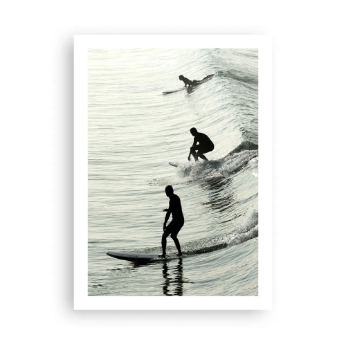 Poster - Drei Surfer reiten in monochromem Stil auf den Wellen - 50x70cm - Gegen die Welle - Moderne Wanddekoration für Wohnzimmer und Schlafzimmer ARTTOR