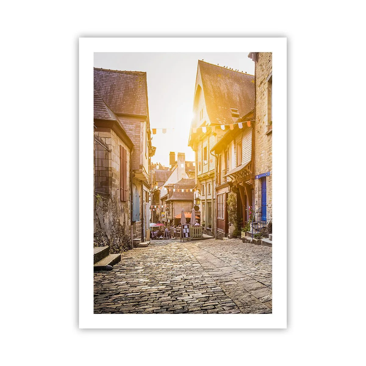 Poster - Eine charmante Straße mit Mietshäusern in den Strahlen der untergehenden Sonne - 50x70cm - Der weiße Geist der Stadt - Moderne Wanddekoration für Wohnzimmer und Schlafzimmer ARTTOR