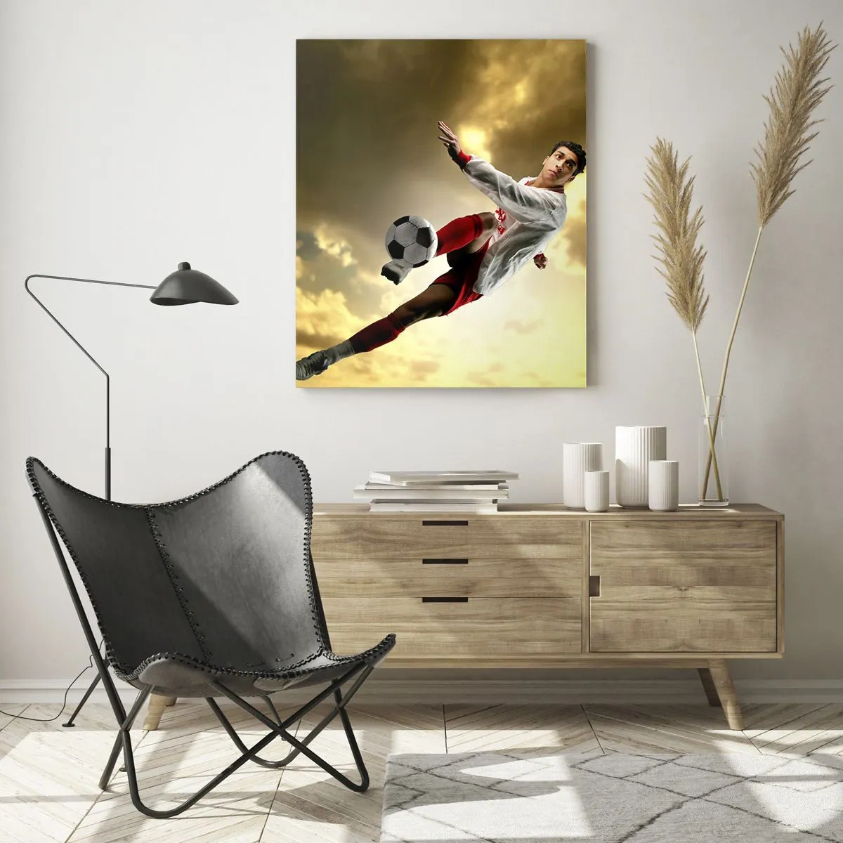 Glasbild - Bild auf glas - Ein Fußballspieler in einem dynamischen Sprung kickt den Ball in den Himmel - 70x100cm - Fußballhimmel - Moderne Wanddekoration für Wohnzimmer und Schlafzimmer ARTTOR