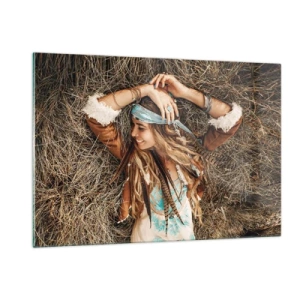 Glasbild - Bild auf glas - Frau im Boho-Stil liegt lächelnd im Heu - 120x80cm - Auf dem Weg in den Sommer der Liebe - Moderne Wanddekoration für Wohnzimmer und Schlafzimmer ARTTOR