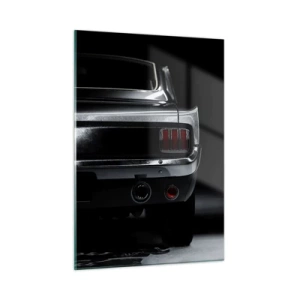 Glasbild - Bild auf glas - Das Heck eines Oldtimers im dunklen, stilvollen Interieur - 50x70cm - Charme des Klassikers - Moderne Wanddekoration für Wohnzimmer und Schlafzimmer ARTTOR