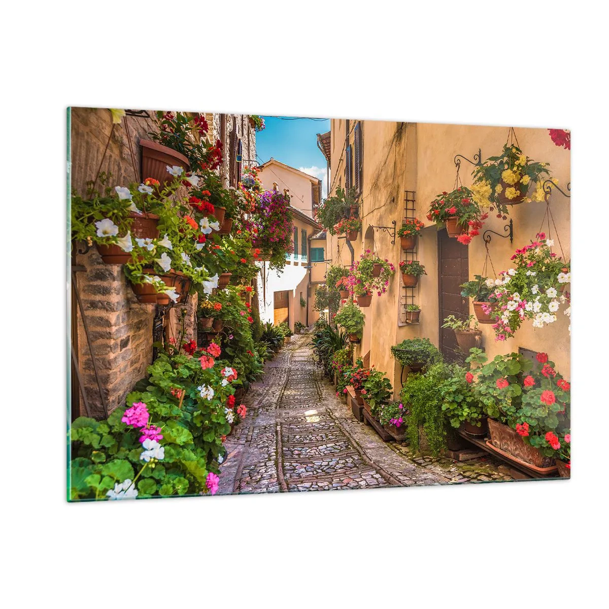 Glasbild - Bild auf glas - Eine charmante italienische Gasse mit Topfblumen und einer Kopfsteinpflasterstraße - 120x80cm - Italienische Gasse - Moderne Wanddekoration für Wohnzimmer und Schlafzimmer ARTTOR