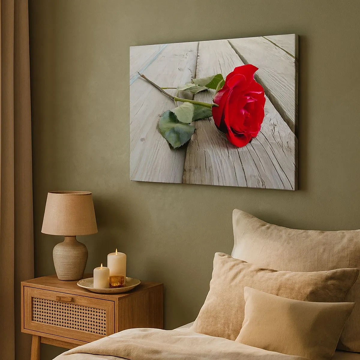 Bild auf Leinwand - Leinwandbild - Rote Rose auf einem hölzernen Hintergrund - 70x50cm - Eine Studie in Scharlachrot - Moderne Wanddekoration für Wohnzimmer und Schlafzimmer ARTTOR