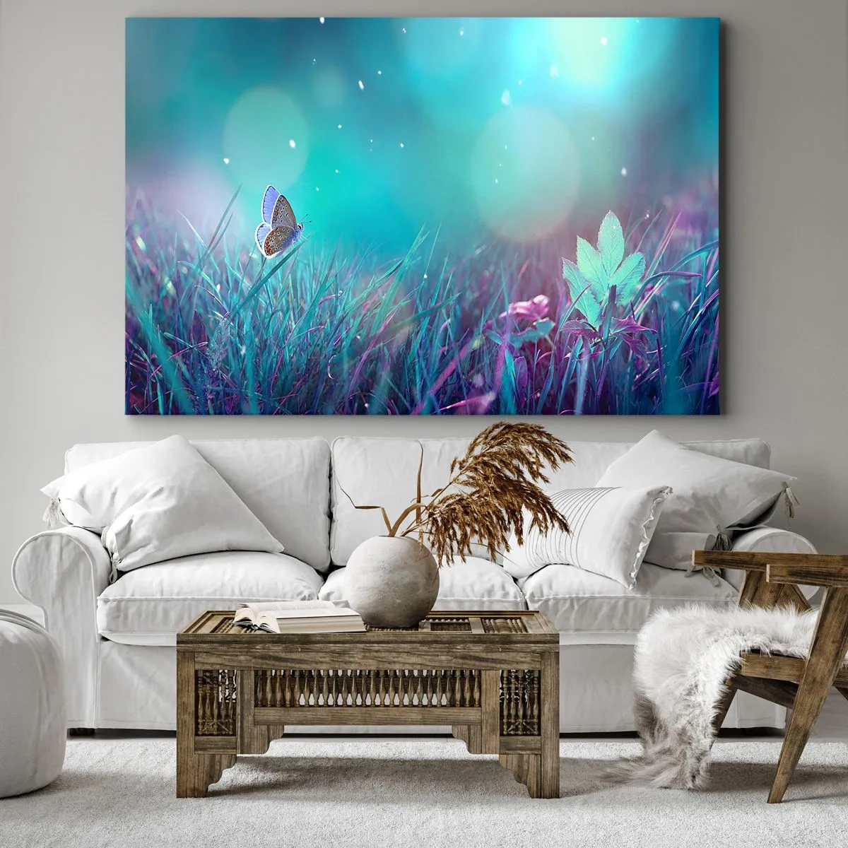 Bild auf Leinwand - Leinwandbild - Ein Schmetterling auf dem Gras im Licht verschwommener Reflexionen - 70x50cm - Das geheime Leben der Wiese - Moderne Wanddekoration für Wohnzimmer und Schlafzimmer ARTTOR
