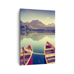 Bild auf Leinwand - Leinwandbild - Boote auf einem ruhigen See, umgeben von Bergen bei Sonnenuntergang - 70x100cm - Lebe nach ihren Gesetzen - Moderne Wanddekoration für Wohnzimmer und Schlafzimmer ARTTOR
