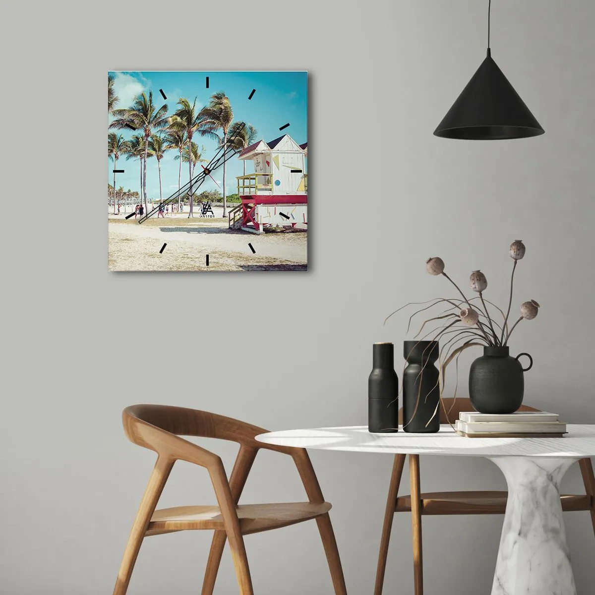 Wanduhr - Glasuhr - Ein Strand mit Palmen und einem Rettungsschwimmerturm im Hintergrund - 30x30cm - Dir steht ein schöner Tag bevor - Moderne Wanddekoration für Wohnzimmer und Schlafzimmer ARTTOR