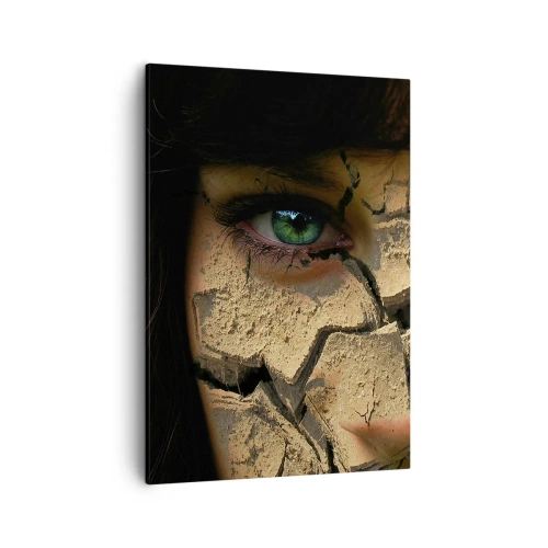 Bild auf Leinwand - Leinwandbild - Das Gesicht einer Frau mit grünen Augen, bedeckt mit einer rissigen Erdstruktur - 50x70cm - Freude und Grauen zugleich - Moderne Wanddekoration für Wohnzimmer und Schlafzimmer ARTTOR