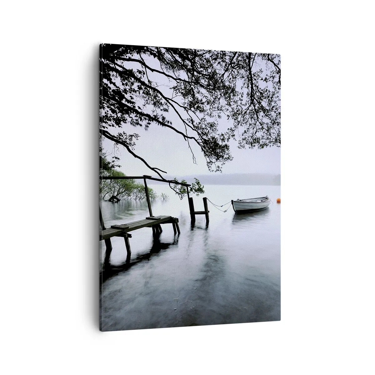 Bild auf Leinwand - Leinwandbild - Ein Steg über dem Wasser mit einem Boot im Hintergrund, umgeben von einer nebligen Landschaft - 50x70cm - Du ruhst dich schon aus - Moderne Wanddekoration für Wohnzimmer und Schlafzimmer ARTTOR