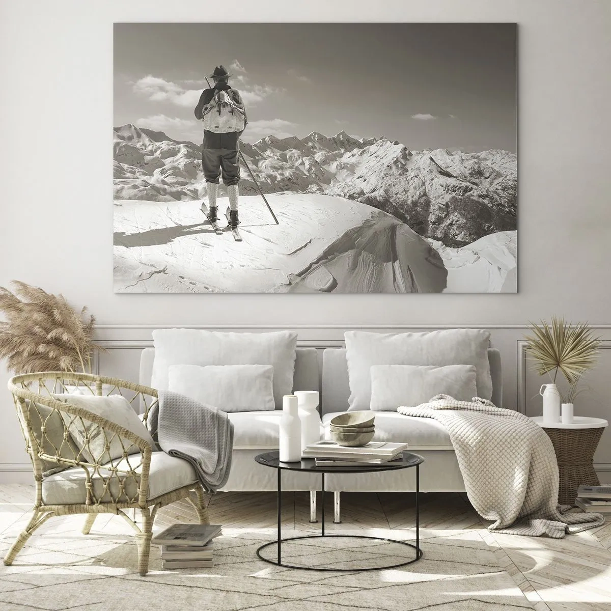 Glasbild - Bild auf glas - Skifahrer auf einem Berggipfel in Schwarz und Weiß - 70x50cm - Und die Berge bleiben unverändert - Moderne Wanddekoration für Wohnzimmer und Schlafzimmer ARTTOR