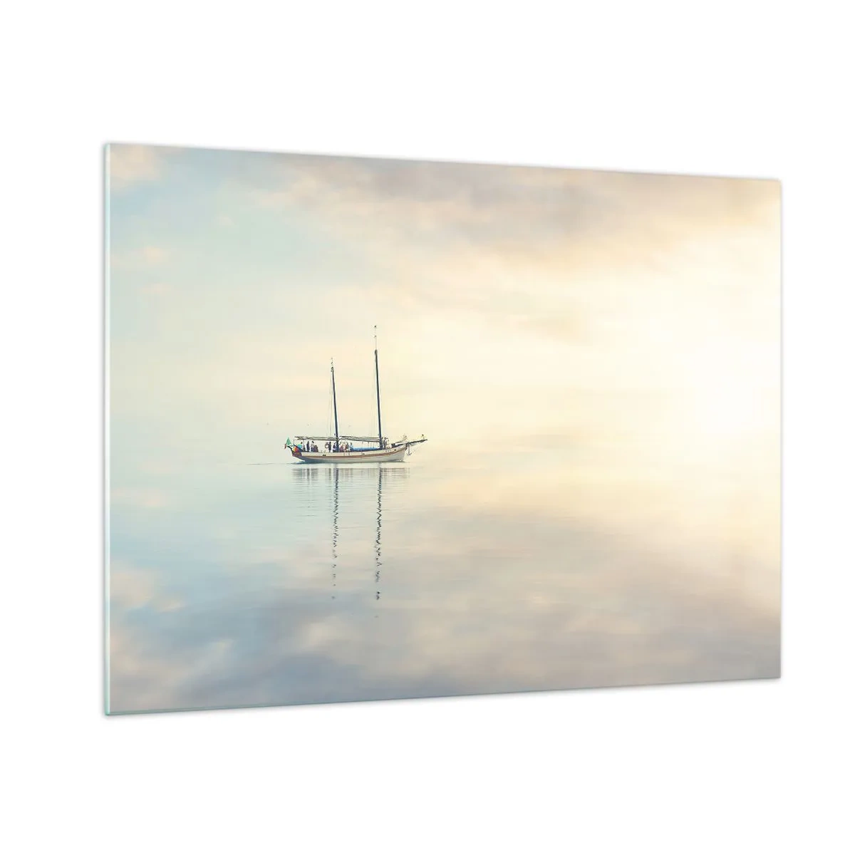 Glasbild - Bild auf glas - Ein Segelboot, das im Morgengrauen auf ruhiger See treibt - 70x50cm - Im Meer der Stille - Moderne Wanddekoration für Wohnzimmer und Schlafzimmer ARTTOR