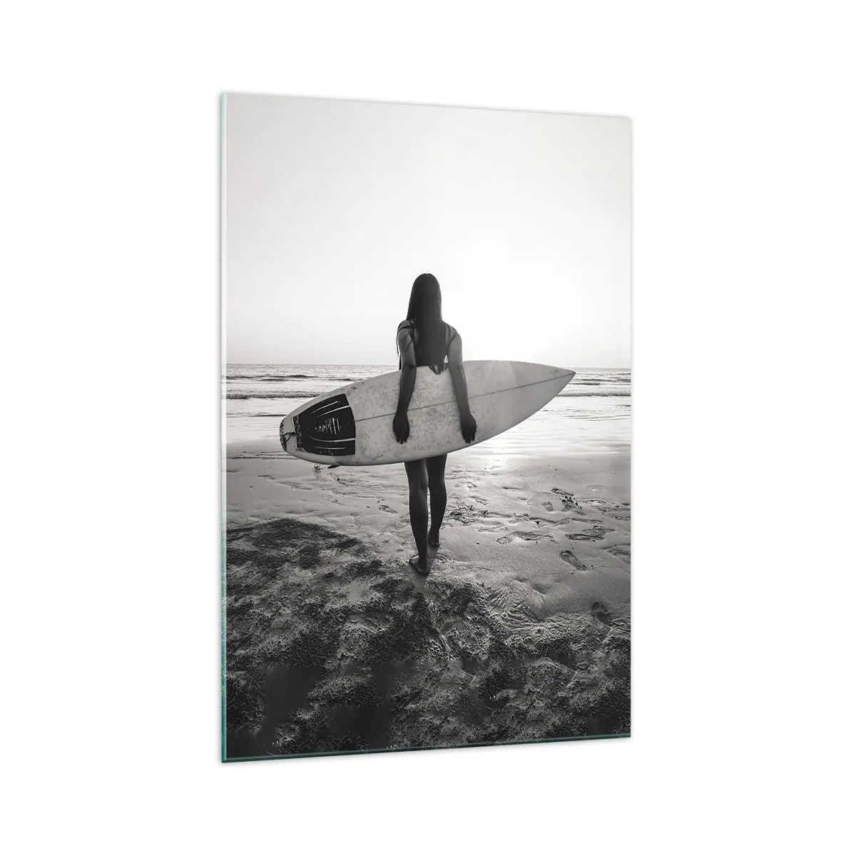 Glasbild - Bild auf glas - Frau mit Surfbrett am Strand in Schwarz und Weiß - 70x100cm - Die Tochter der Meereswelle - Moderne Wanddekoration für Wohnzimmer und Schlafzimmer ARTTOR