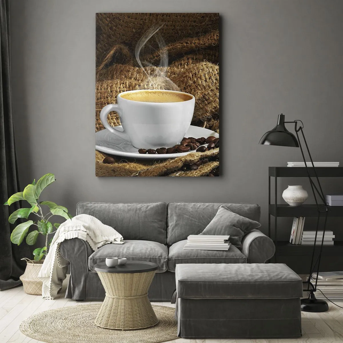 Bild auf Leinwand - Leinwandbild - Eine Tasse Kaffee, umgeben von einer Tüte Kaffeebohnen - 70x100cm - Der Geruch von Mokka und die Dicke der Honigflüssigkeit - Moderne Wanddekoration für Wohnzimmer und Schlafzimmer ARTTOR