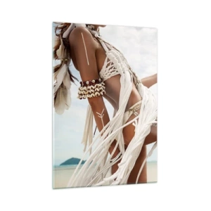 Glasbild - Bild auf glas - Eine Frau in ethnischer Kleidung mit Muscheln und einem Stock am Strand. - 50x70cm - Eine Priesterin der Sonne - Moderne Wanddekoration für Wohnzimmer und Schlafzimmer ARTTOR