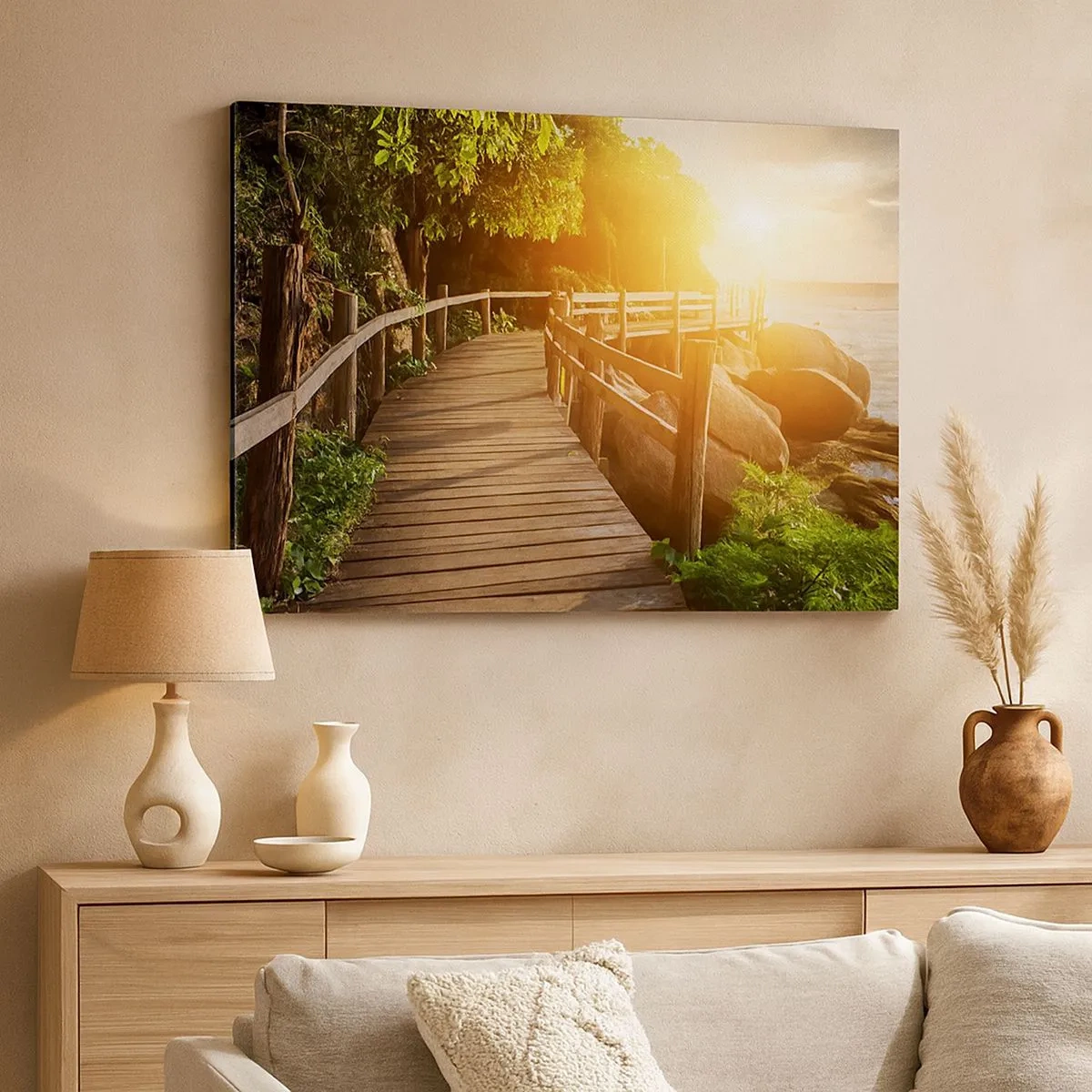 Bild auf Leinwand - Leinwandbild - Eine Holzbrücke im Grünen, die in den Sonnenstrahlen zum Meer führt - 70x50cm - Noch eine Wendung, ein weiteres Wunder - Moderne Wanddekoration für Wohnzimmer und Schlafzimmer ARTTOR