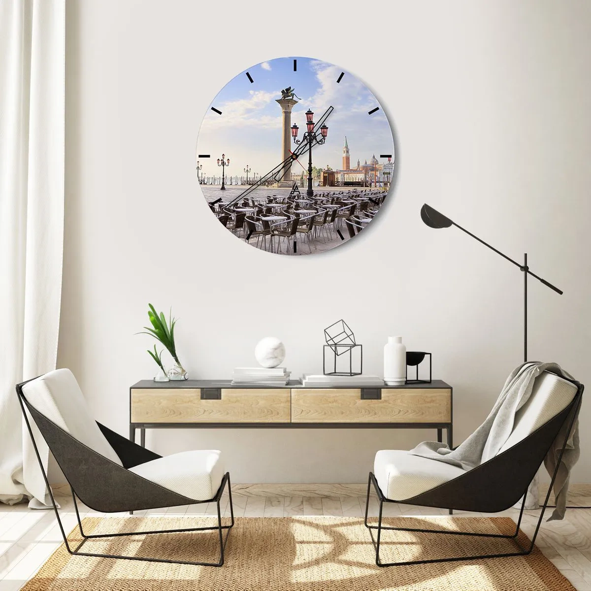 Wanduhr - Glasuhr - Venezianischer Platz mit Laternen und Blick auf den Turm im Hintergrund - 30x30cm - Wir laden Sie ein, alles ist bereit - Moderne Wanddekoration für Wohnzimmer, Küche und Schlafzimmer ARTTOR