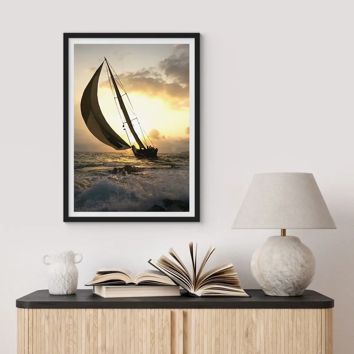 Poster in einem schwarzem Rahmen - Ein Segelboot auf stürmischer See im Schein der untergehenden Sonne - 50x70cm - Mit dem Wind und gegen den Wind - Moderne Wanddekoration für Wohnzimmer und Schlafzimmer ARTTOR