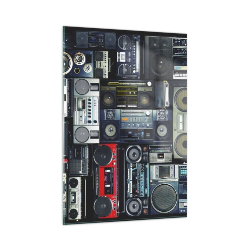Glasbild - Bild auf glas - Eine Collage aus Retro-Radios und Tonbandgeräten auf dunklem Hintergrund. - 50x70cm - Sehnsucht nach den 1980er Jahren - Moderne Wanddekoration für Wohnzimmer und Schlafzimmer ARTTOR