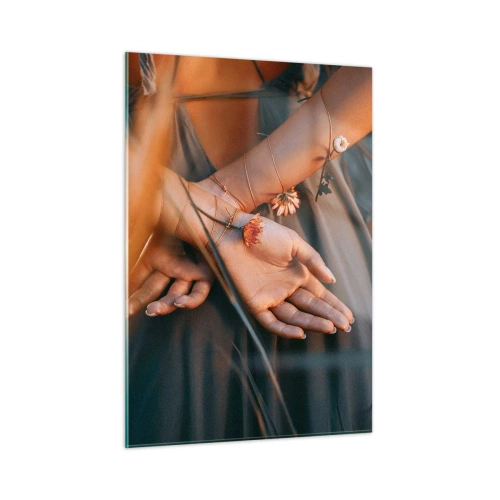 Glasbild - Bild auf glas - Nahaufnahme der gefalteten Hände einer Frau mit Blumen vor einem grasbewachsenen Hintergrund - 50x70cm - Verbunden mit der Natur - Moderne Wanddekoration für Wohnzimmer und Schlafzimmer ARTTOR