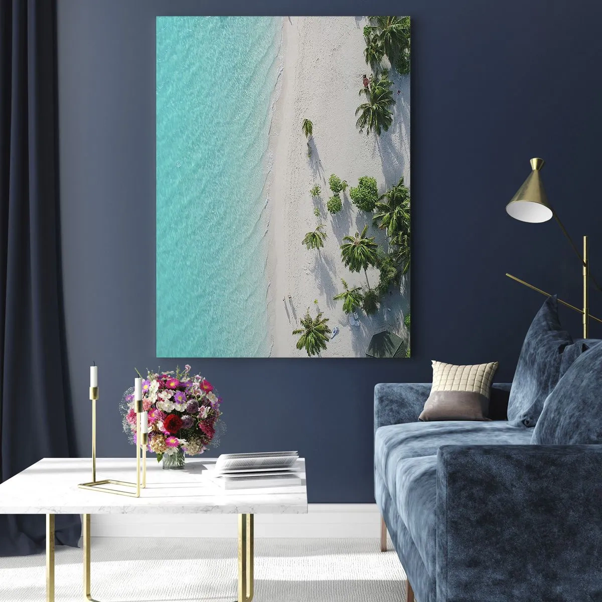 Glasbild - Bild auf glas - Eine Vogelperspektive auf einen tropischen Strand mit Palmen und türkisfarbenem Meer - 50x70cm - Urlaub im Paradies - Moderne Wanddekoration für Wohnzimmer und Schlafzimmer ARTTOR