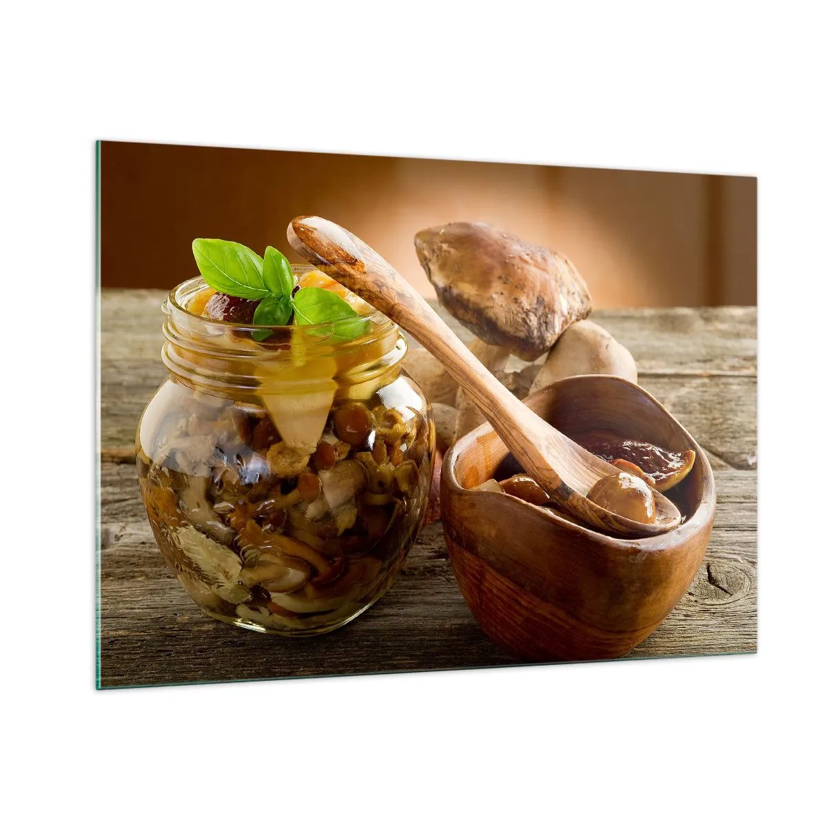 Glasbild - Bild auf glas - Eingelegte Pilze in einem Glas mit einer Holzschale und Pilzen auf dem Tisch im Hintergrund - 100x70cm - Ob frisch oder gesalzen, oder in der Herbstsaison ... - Moderne Wanddekoration für Wohnzimmer und Schlafzimmer ARTTOR
